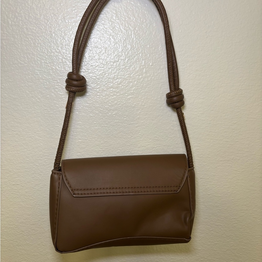 Elegant Brown Leather Handbag - Picture 3 of 5